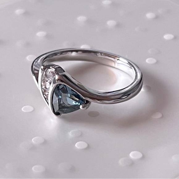 🎉 HP 🎉 Trillion Cut Aquamarine Ring - Picture 4 of 6